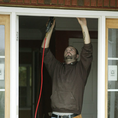 guy-fixing-house-400x400-2jpg